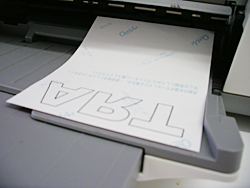 （２）アイロンシールの裏面にプリントしたい文字の輪郭を反転印刷します。